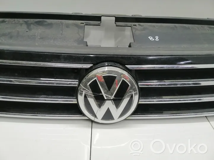 Volkswagen PASSAT B8 Etupuskurin ylempi jäähdytinsäleikkö 3C0853653