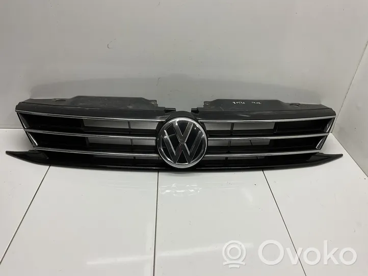Volkswagen Jetta VI Rejilla superior del radiador del parachoques delantero 5C6853651AJ