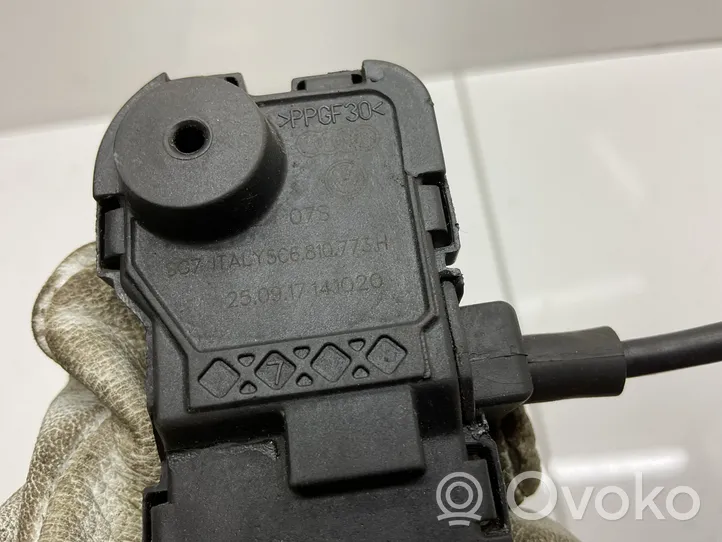 Volkswagen Golf VII Verrouillage du bouchon du réservoir de carburant 5C6810773H