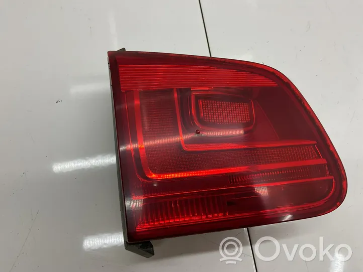 Volkswagen Tiguan Задний фонарь в крышке 5N0945093H