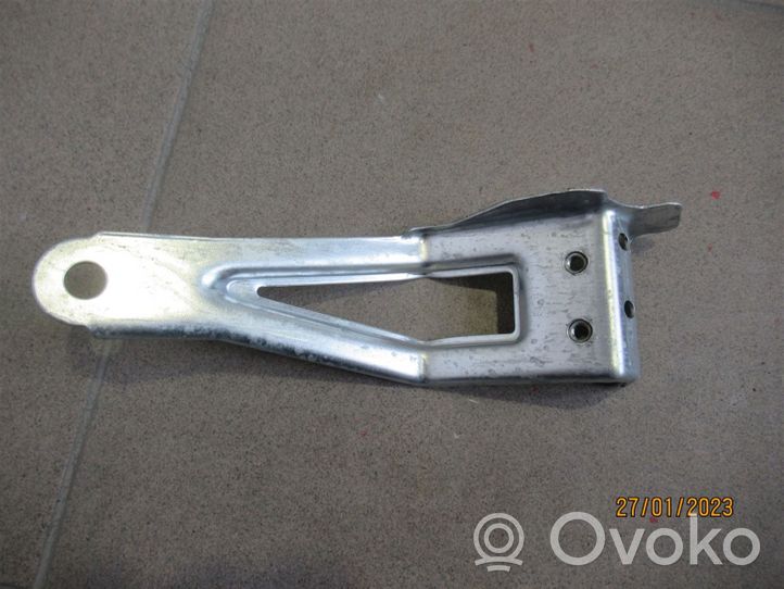 Volkswagen Polo IV 9N3 Supporto di montaggio del parafango 6Q0810679