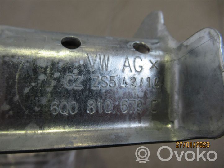 Volkswagen Polo IV 9N3 Supporto di montaggio del parafango 6Q0810679