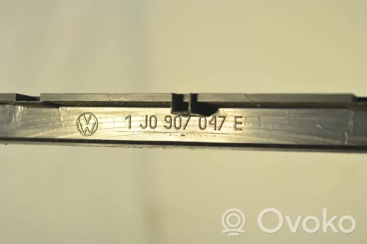 Volkswagen PASSAT B5 Kita salono detalė 1J0907047E