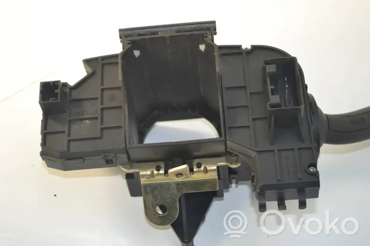 Audi A4 S4 B7 8E 8H Pyyhkimen/suuntavilkun vipukytkin 8E0953549L