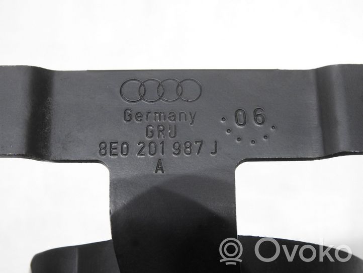 Audi A4 S4 B7 8E 8H Staffa/supporto di montaggio del filtro carburante 8E0201987J