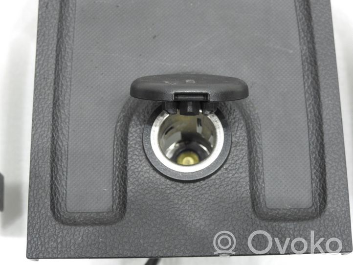 Opel Meriva B 12 voltin pistorasia (takana) 13267449