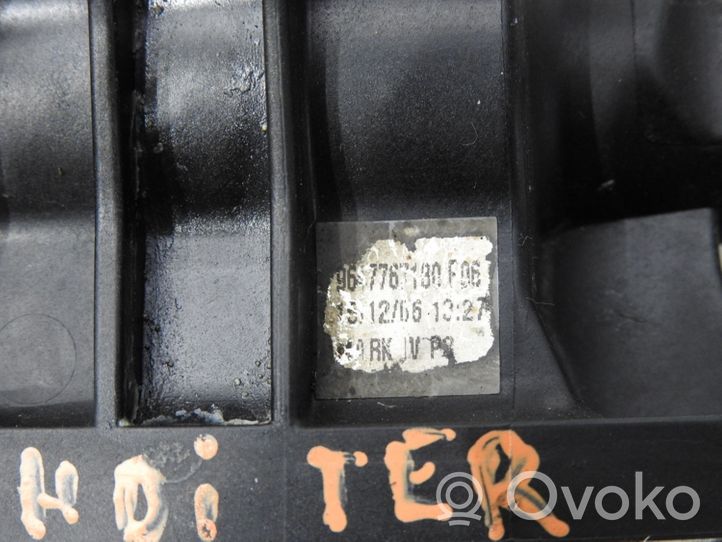 Citroen C4 I Termostato korpusas 9647767180