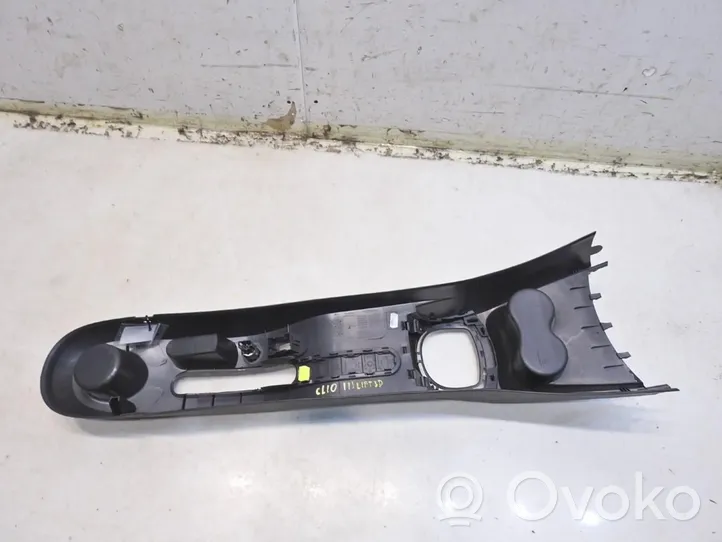 Renault Clio III Consolle centrale 8200407985