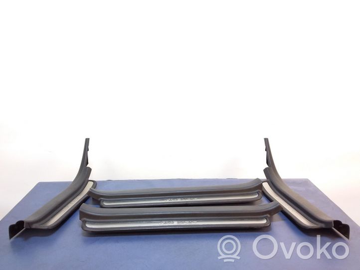 Toyota Avensis T250 Rivestimento vano piedi laterale 67917-05050