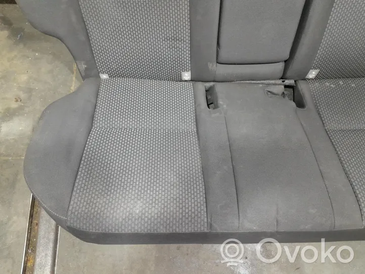 Toyota Corolla E160 E170 Otrā sēdekļu rinda 01