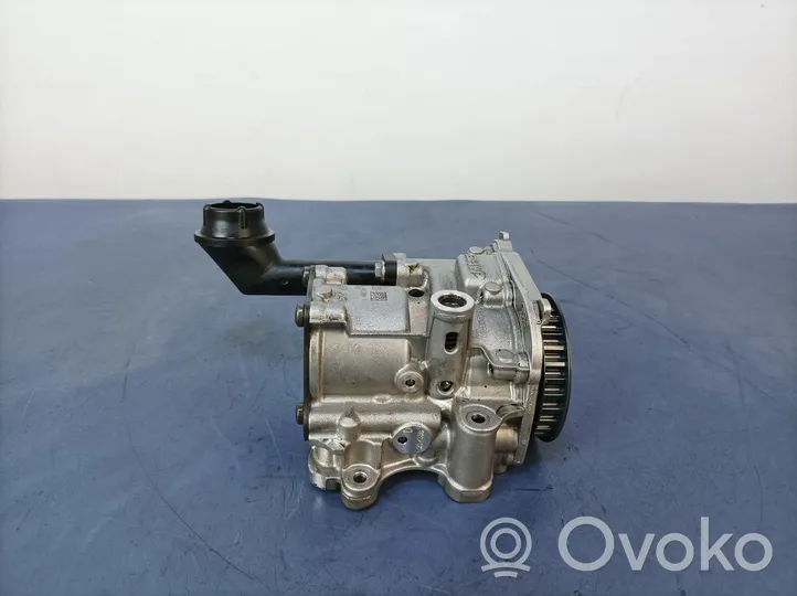 Volkswagen PASSAT B8 Oil pump O4L145208