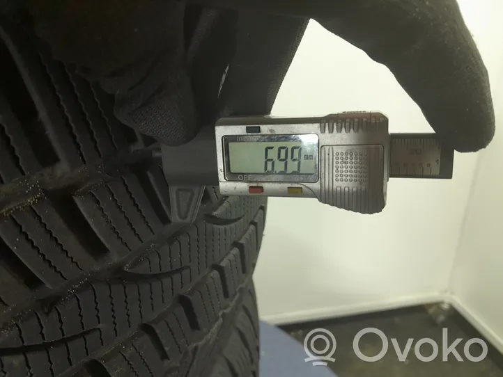 Audi Q7 4M R17 winter tire 01