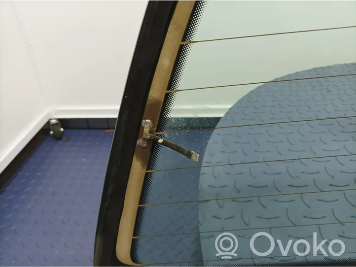 Volkswagen Amarok Rear windscreen/windshield window 01