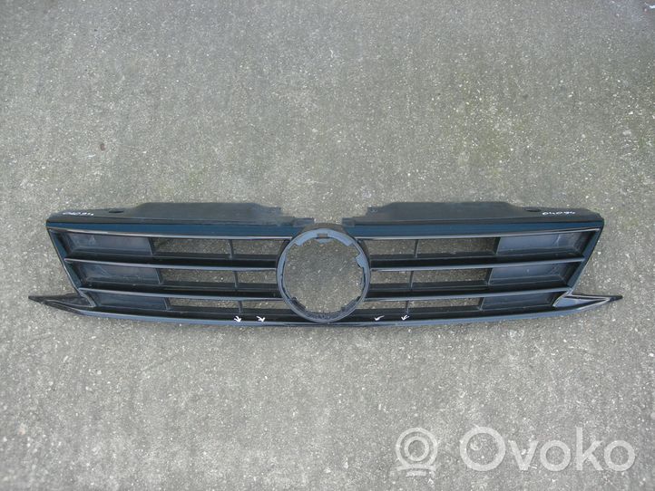 Volkswagen Jetta VI Grille calandre supérieure de pare-chocs avant 5C6853655E