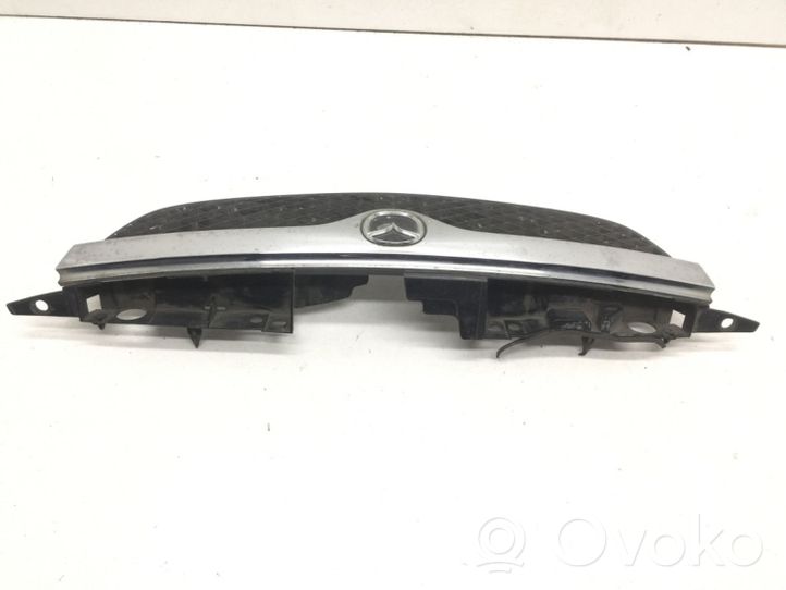 Mazda 323 Grille calandre supérieure de pare-chocs avant 