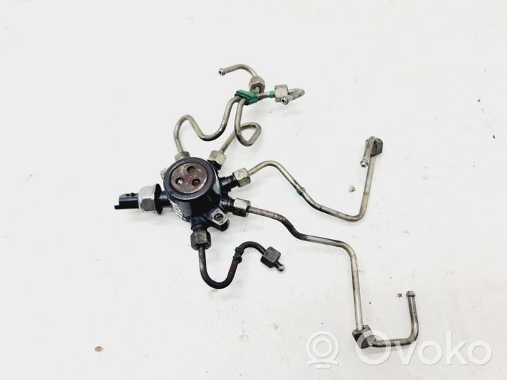 Nissan Note (E11) Tuyau d'alimentation d'injecteur de carburant 8200379933