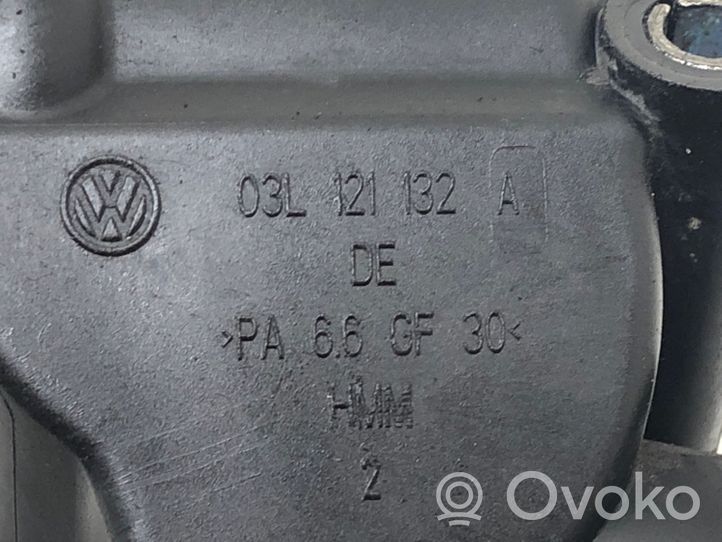 Audi A5 8T 8F Boîtier de thermostat / thermostat 03L121132A