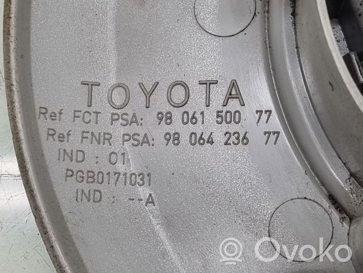 Toyota Proace Заводская крышка (крышки) от центрального отверстия колеса 9806150077