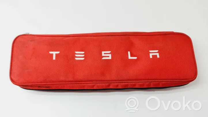 Tesla Model S Ensiapupakkaus 