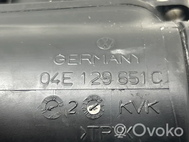 Volkswagen PASSAT B8 Część rury dolotu powietrza 04E129651C