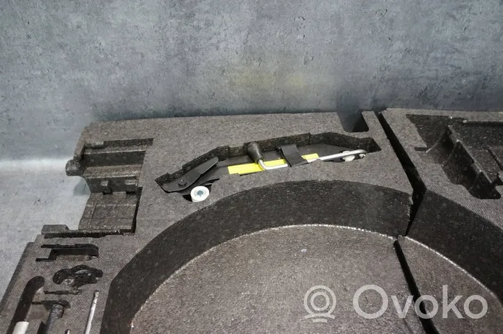 Audi TT TTS Mk2 Set di attrezzi 8J0864501F