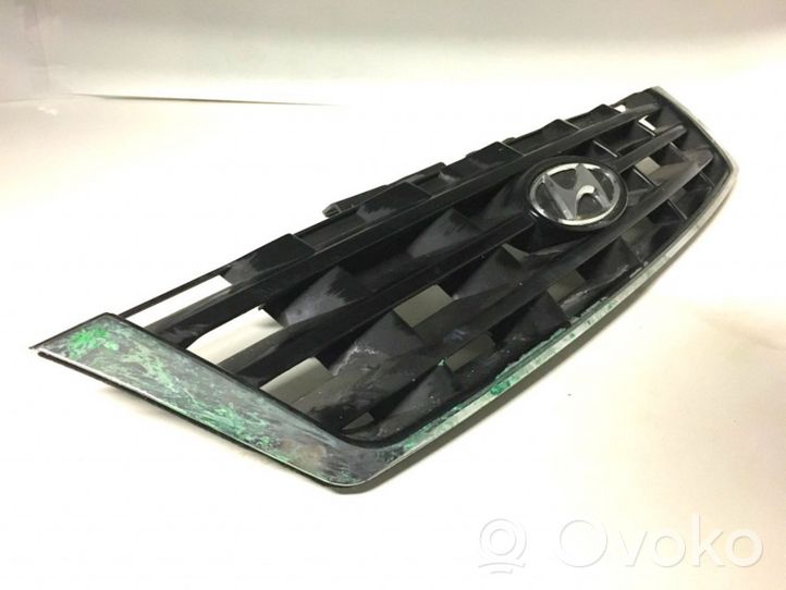 Hyundai Accent Maskownica / Grill / Atrapa górna chłodnicy 8636125620