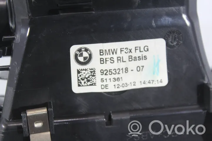 BMW 3 F30 F35 F31 Kojelaudan sivutuuletussuuttimen kehys 9253218