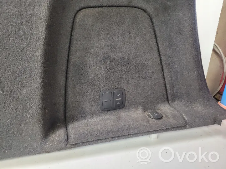 Audi Q7 4L Tavaratilan sivuverhoilu 4L0863880AA