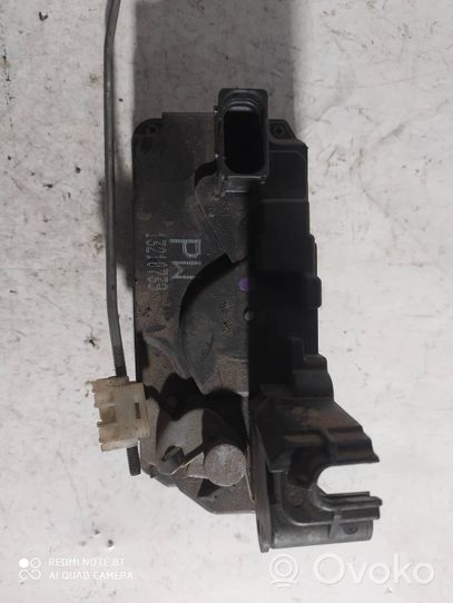 Opel Zafira B Rear door lock 13210739