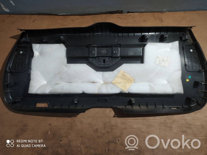 Volkswagen Touareg II Garnitures hayon 7P6867601A