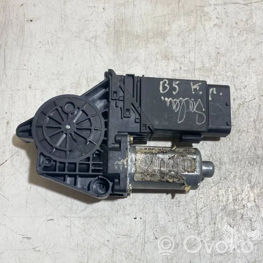 Volkswagen PASSAT B5.5 Front door window regulator motor 3B4837751