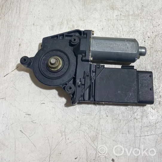 Volkswagen PASSAT B5 Front door window regulator motor 3B4837751