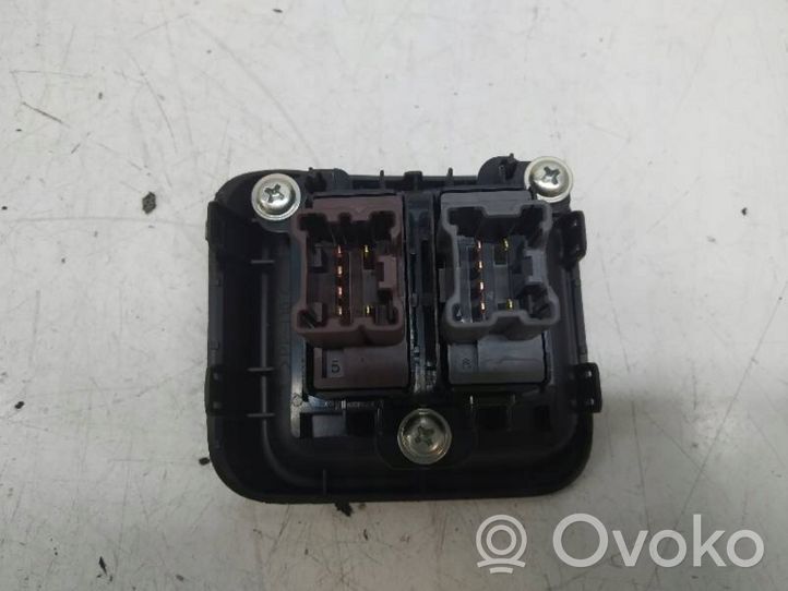 Nissan Juke I F15 Muut kytkimet/nupit/vaihtimet P13753B48300