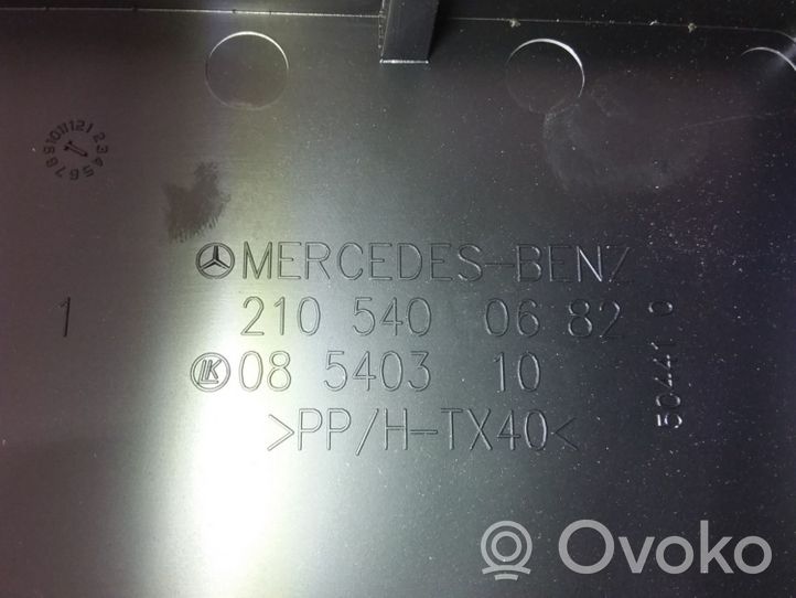 Mercedes-Benz E W210 Pokrywa skrzynki bezpieczników 2105400682