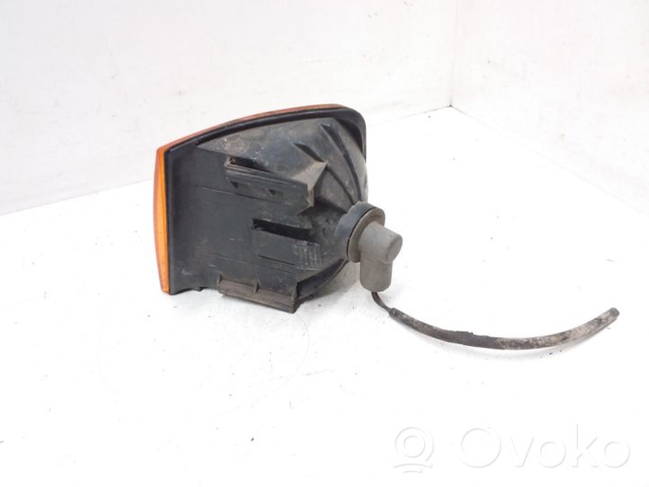 Volkswagen PASSAT B3 Indicatore di direzione anteriore 357953050