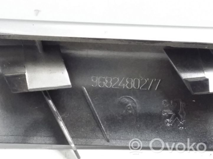 Peugeot 308 Listwa pod lampę przednią 9682480277
