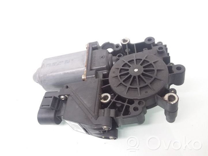 Audi A4 S4 B5 8D Moteur de lève-vitre de porte avant 8D0959801D