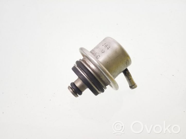 Volkswagen Golf IV Régulateur de pression de carburant 037133035C