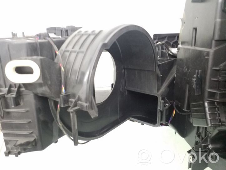 BMW X5 F15 Montaje de la caja de climatización interior 789534