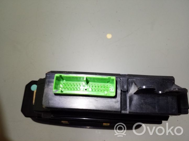 Volvo V70 Electric window control switch 8651327