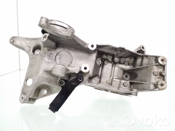 Audi A4 S4 B7 8E 8H Staffa di montaggio del compressore dell’A/C 06H903143H