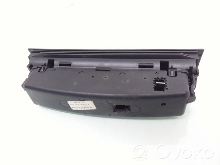 BMW 3 E46 Mantu nodalījums 8202188