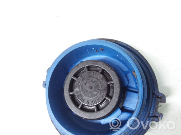 Audi A3 S3 8P Vase d'expansion / bouchon de réservoir de liquide de refroidissement 3B0121321