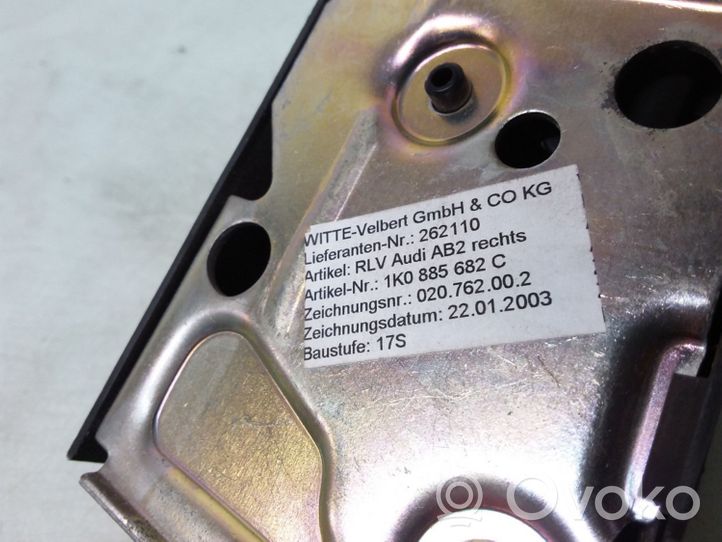 Audi A3 S3 8P Istuimen selkänojan lukituksen vastakappale 1K0885682C