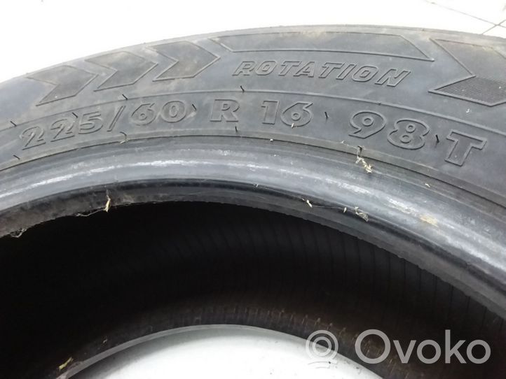 Volkswagen Golf II Pneus d’hiver R16 à crampons 22560R1698T