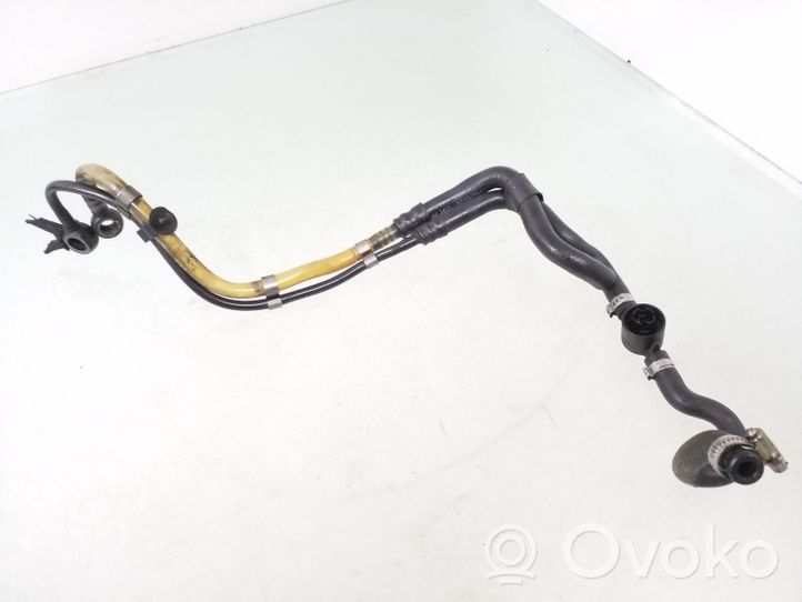 Volkswagen PASSAT B5.5 Tuyau d'alimentation conduite de carburant 057127247