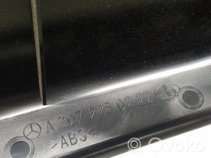 Mercedes-Benz E A207 Другая деталь отделки порогов/ стоек A2079230222