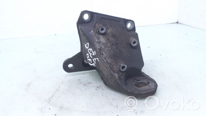 Volkswagen PASSAT B5.5 Supporto di montaggio scatola del cambio 8D0399114AH