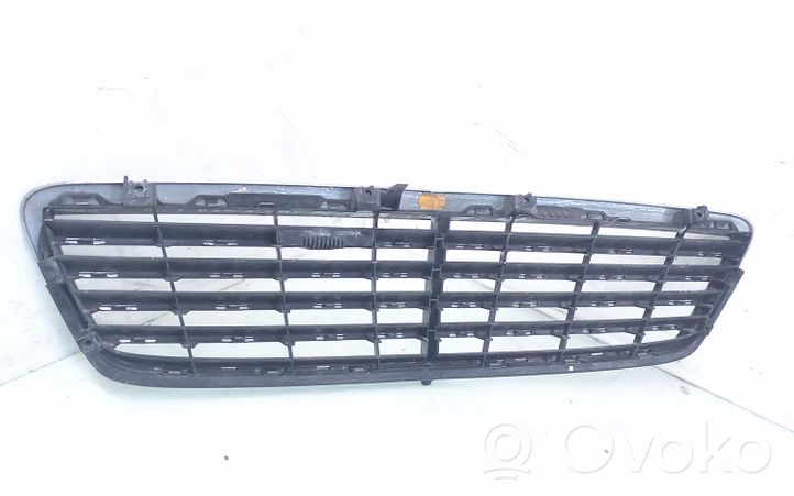 Mercedes-Benz C W203 Grille calandre supérieure de pare-chocs avant A2038800183