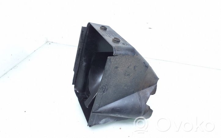 Volkswagen PASSAT B5 Canal de guidage d'air du refroidisseur 3B0121467